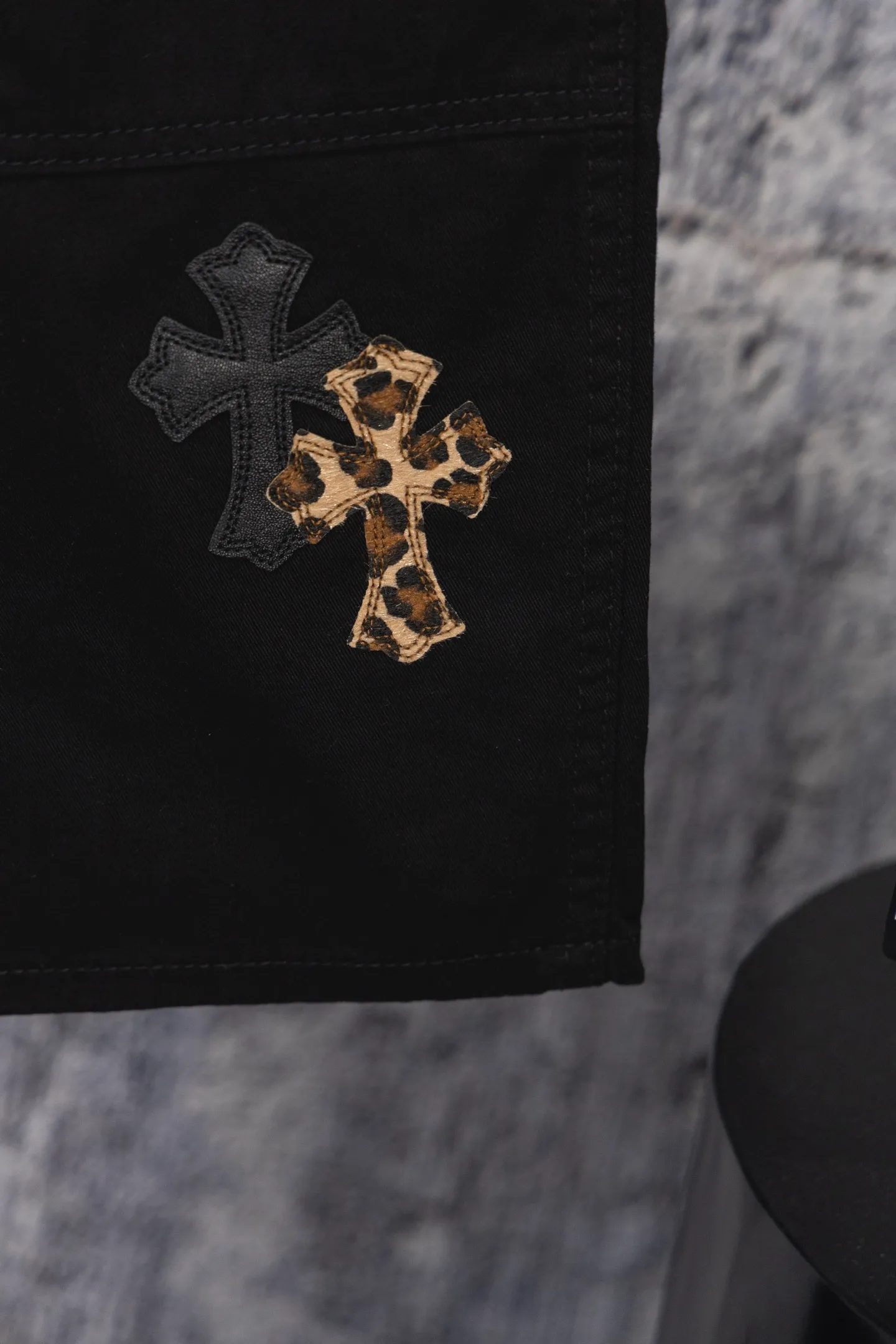 P260 chrome hearts SEVENTEEN-Hoshi Quan Shunrong's new leopard print cross patch leather black jeans vi Top heavy industry fashionable design] Consistent high street luxury style creation. Speaking of this style, the Zangyin family and GU family are definitely the leading representative brands. Especially the Zangyin family has really achieved a state-of-the-art effect in creating high street style. The unique washed material is used to create this style. The color system is quite eye-catching. After it is decorated with patchwork cross flowers, it cleverly highlights the charm of the brand. Secondly, this style uses classic The classic high-waist cutting design highlights the long legs and fashionable temperament of the upper body. The brand is highly recognizable and the slim fit configuration is more suitable for daily wear. It is a product that interprets personality, fashion, and specifications at a glance. This single product is enough to make any fan excited. It can be a white T-shirt for youthful preppy style, or a tight suspender for lady style. It has strong matching ability and can be easily controlled by men.  [Materials and craftsmanship] Needless to say, this point goes without saying. As an excellent craftsman brand, Zangyin’s requirements for details and craftsmanship are really perfect. The washed color of this model has gone through so many processes, not to mention the embellishment of denim appliques. It is also purely hand-made and sewn. Just like what they believe in, only hand-made things have soul and have the meaning of wear. A top-notch heavy-duty fashionable denim item, I look forward to your perfect interpretation! ! Size: 28-36 Color: black